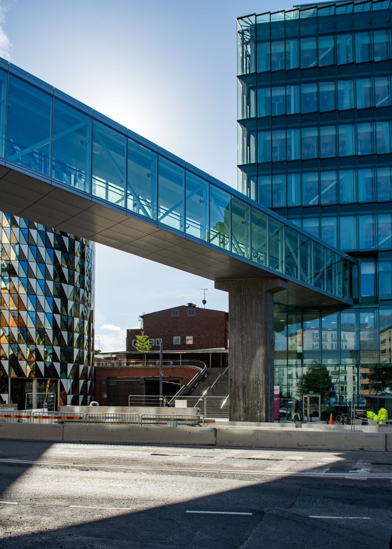 A glass bridge between Biomedicum and Karolinska University Hospital