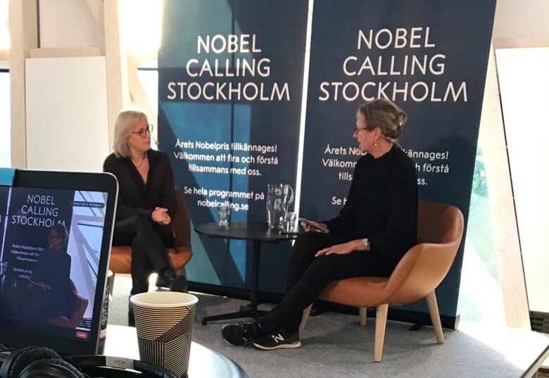 Samtal mellan Gunilla Karlsson Hedestam och Cecilia Odlind sittandes i fåtöljer under Nobel Calling Stockholm 2020.
