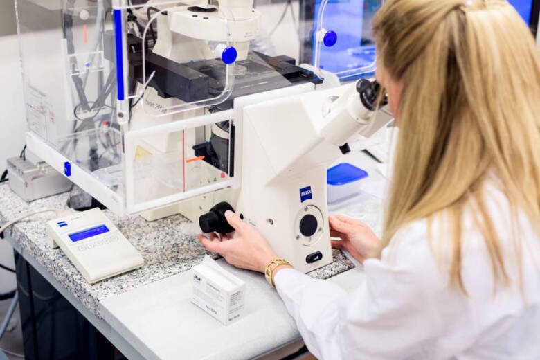 Forskare och docent Sophia Schedin Weiss tittar på nervceller i ett mikroskop. Bilder från Alzheimers forskning vid Institutionen för neurobiologi, vårdvetenskap och samhälle, Huddinge 2015.