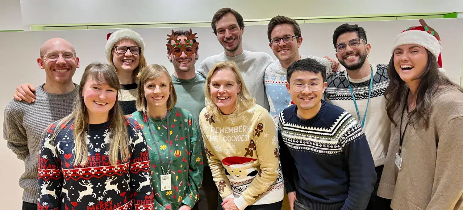 Gruppbild utav Karin Lore´s forskargrupp. Alla klär sig i jultema.