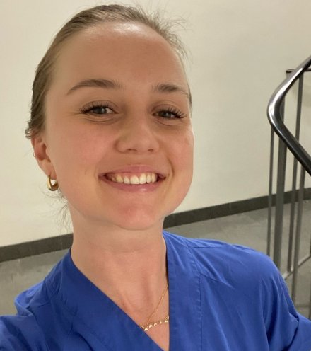 KI-alumnen Ebba Rehfeldt i arbetskläder på sitt jobb på förlossningen.