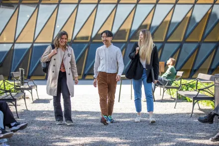 Studenter utomhus på campus Solna en solig vårdag 2022.