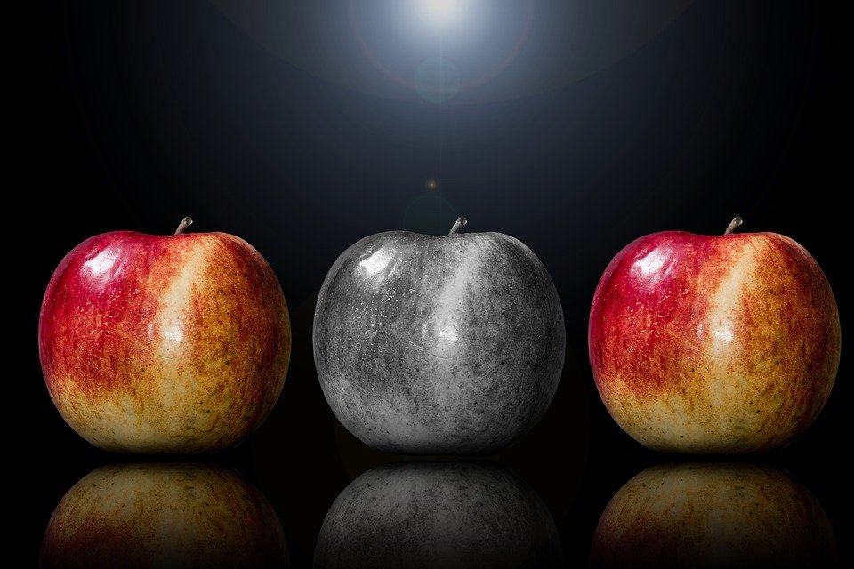 Tre äpplen, varav en i svartvitt