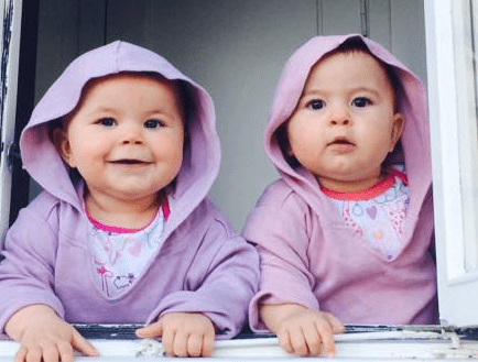 10 månader gamla tvillingar med typiskt joller