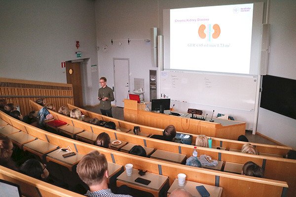 Students in the lecture hall listening.