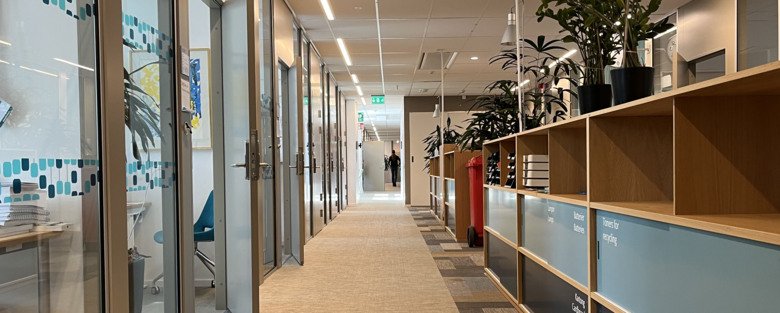 Bilden visar en kontorskorridor