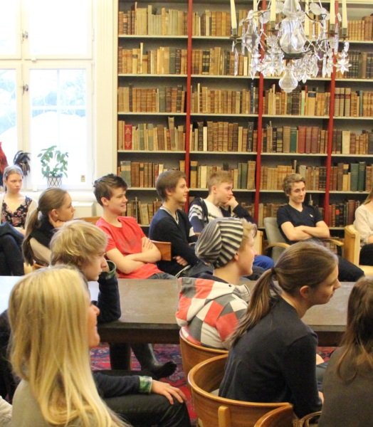 Studenter lyssnar på föreläsare i Hagströmerbiblioteket.