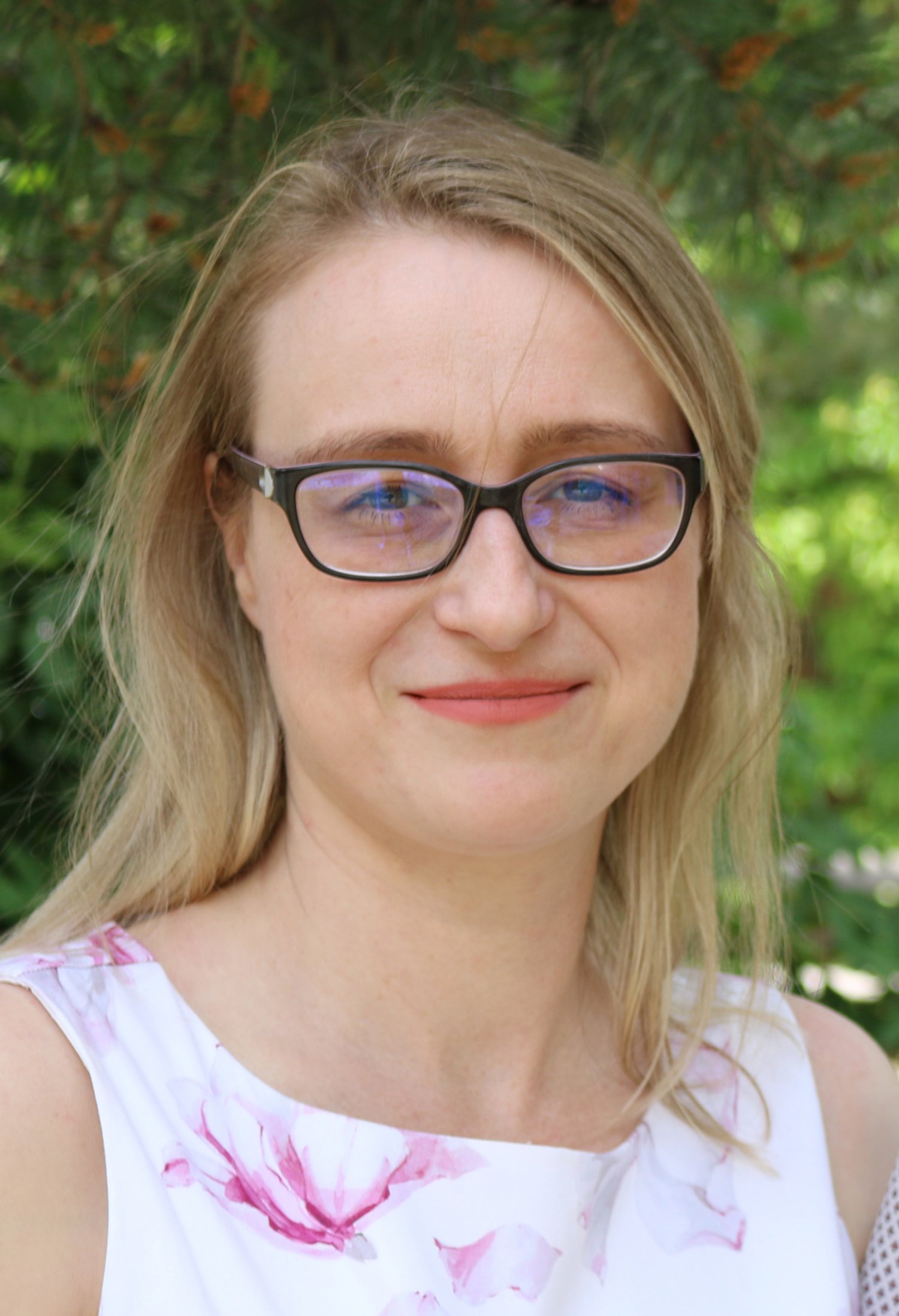 Porträtt av två kvinnor utomhus.