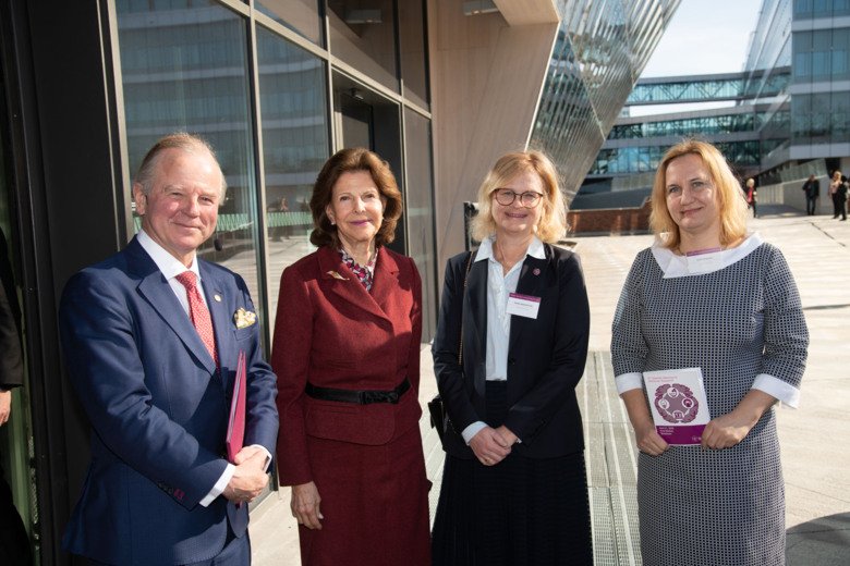 Rektor Ole Petter Ottersen, H.M. Drottning Silvia, professor Maria Eriksdotter, professor Dorota Religa står framför byggnaden Aula Medica.