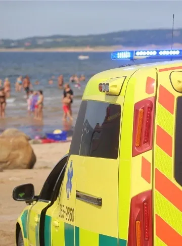 Ambulans bil vid stranden.