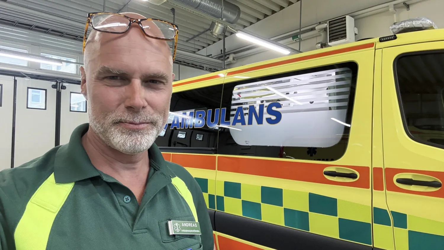 Porträtt av Andreas Claesson som står framför ambulans.