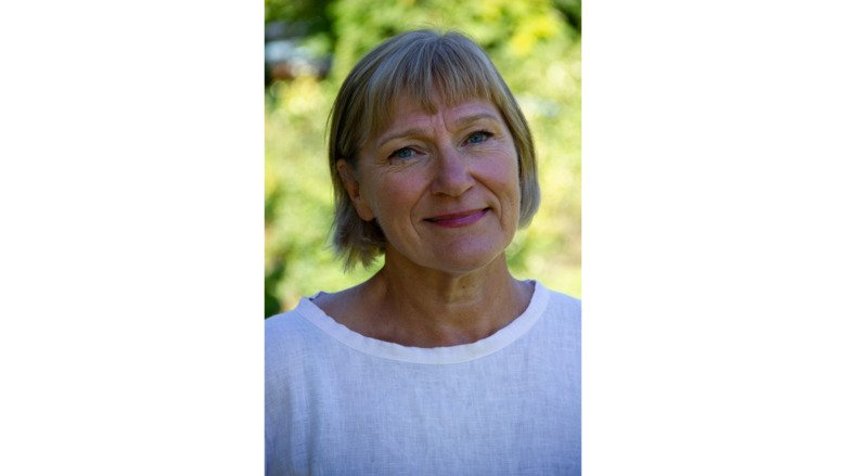 Profilfoto på Anneli Eriksson. En kvinna med kort blont hår och vit tröja