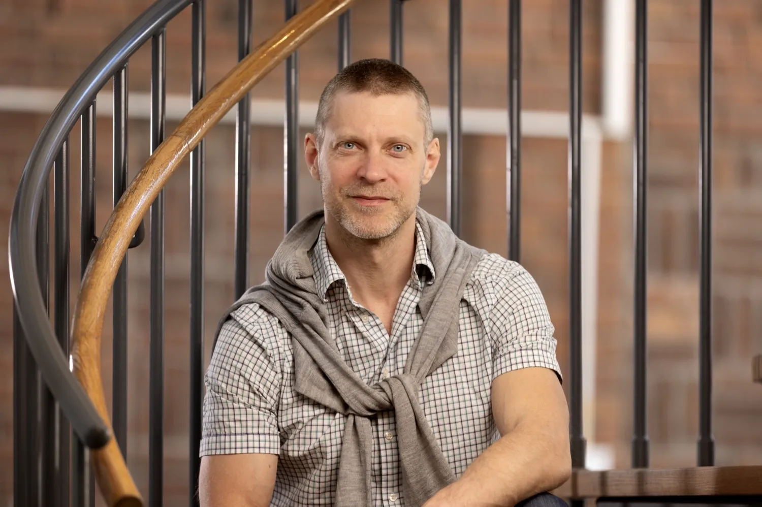 Porträtt av man framför trappa.