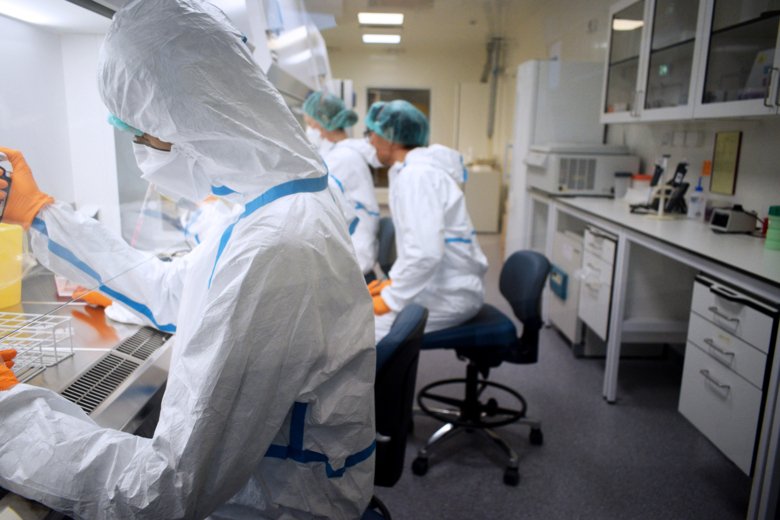 People in a biosafety lab in Biomedicum.