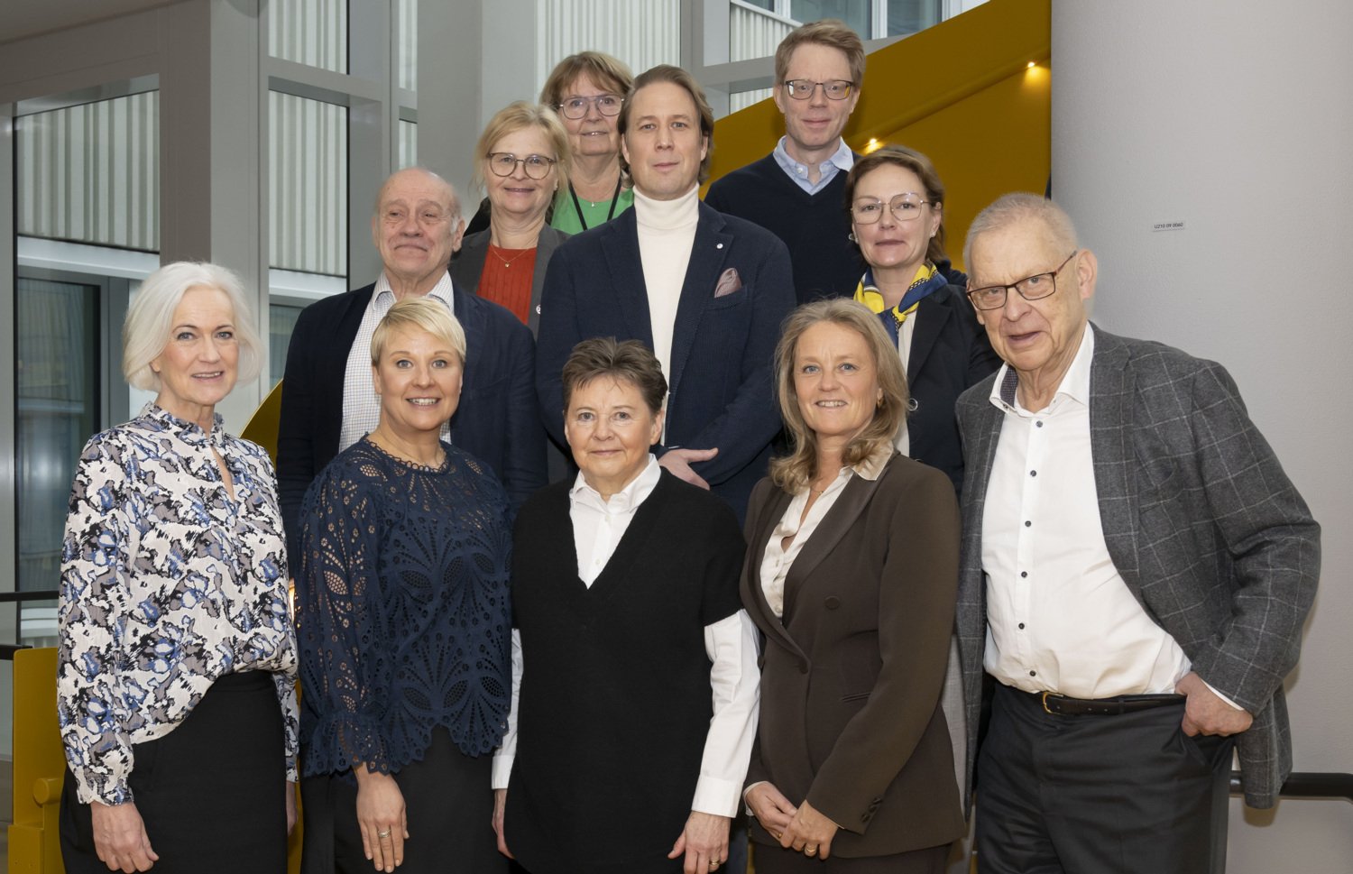Group photo of Bengt Winblad with ministers Acko Anckarberg Johansson and Anna Tenje, and colleagues.