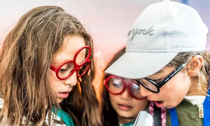 Three kids with alien glasses, from Berättarministeriet's visit at KI and Biomedicum.