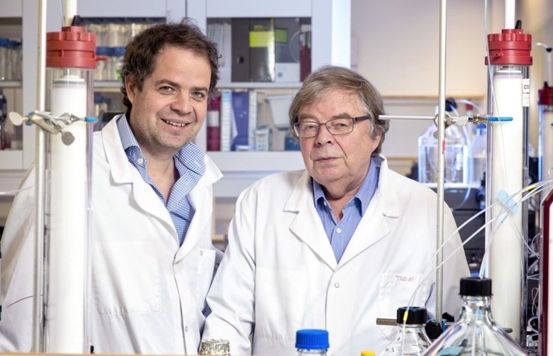 Picture of Kristian Tryggvason and Karl Tryggvason standing next to each other dressed in lab coats.