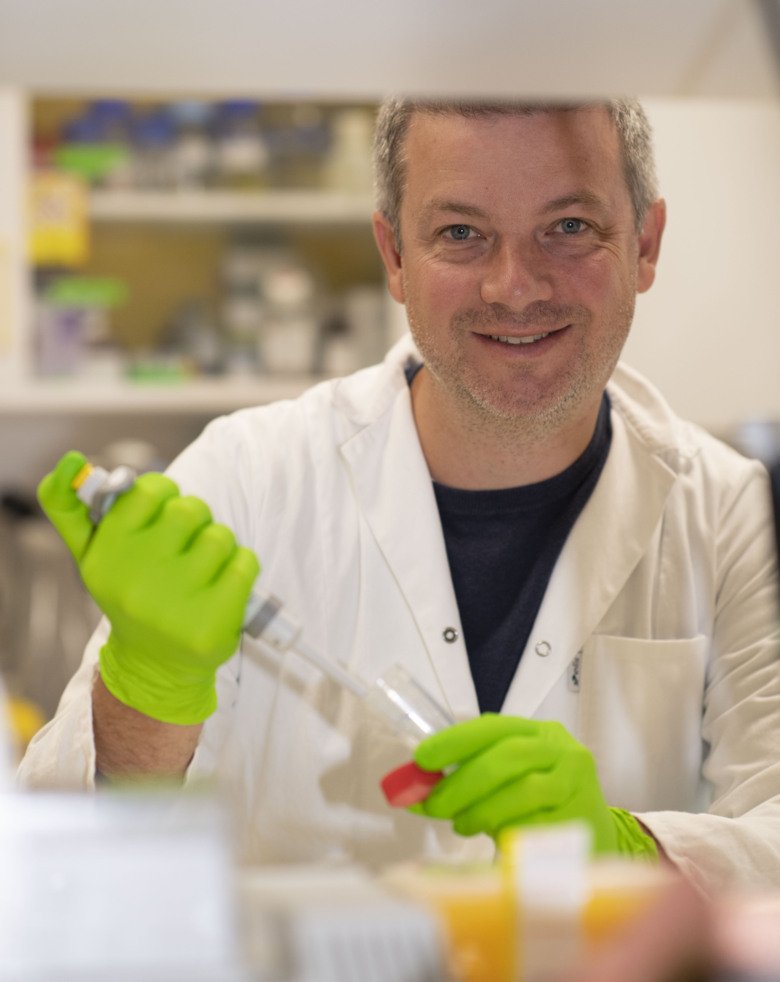 Portrait of Yenan Bryceson in the lab.