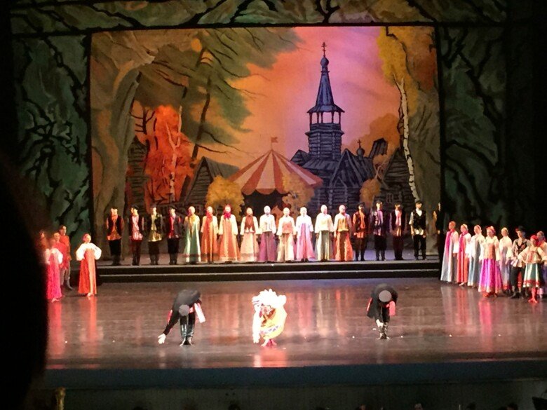 Bild på teaterscen med dansare i St Petersburg