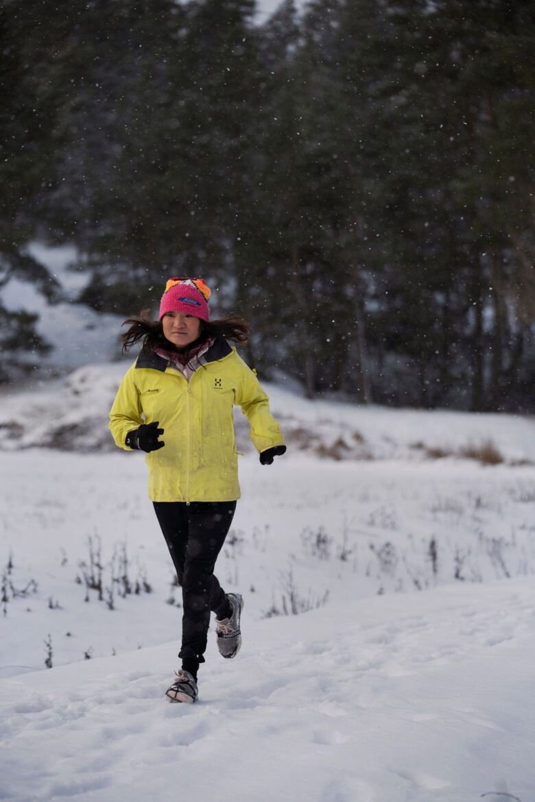 Bild på Camilla Ulltin som springer ute i snön.