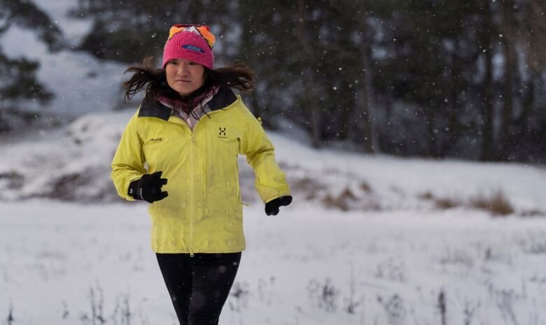 Bild på Camilla Ulltin som springer ute i snön.