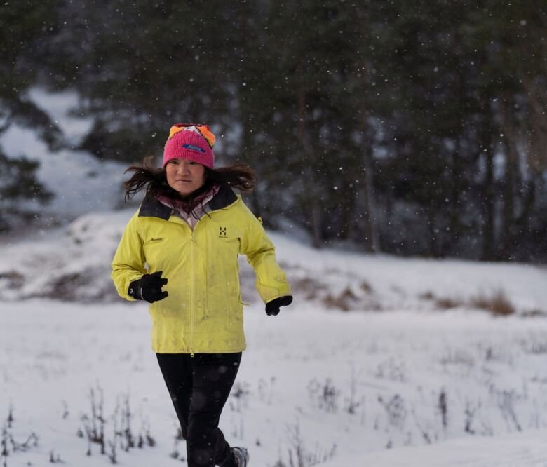 Picture of Camilla Ulltin running outside in the snow.