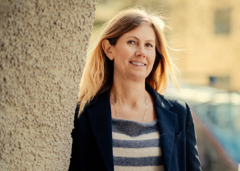 Porträttbild på Cecilia Fridén klädd i en blå och vit randig tröja.