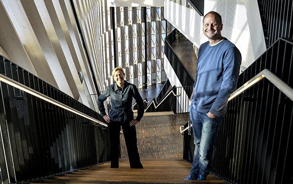 Cecilia Odlind och Martin Kåberg ståendes i Aula Medicas trapphus. Foto: Andreas Andersson.