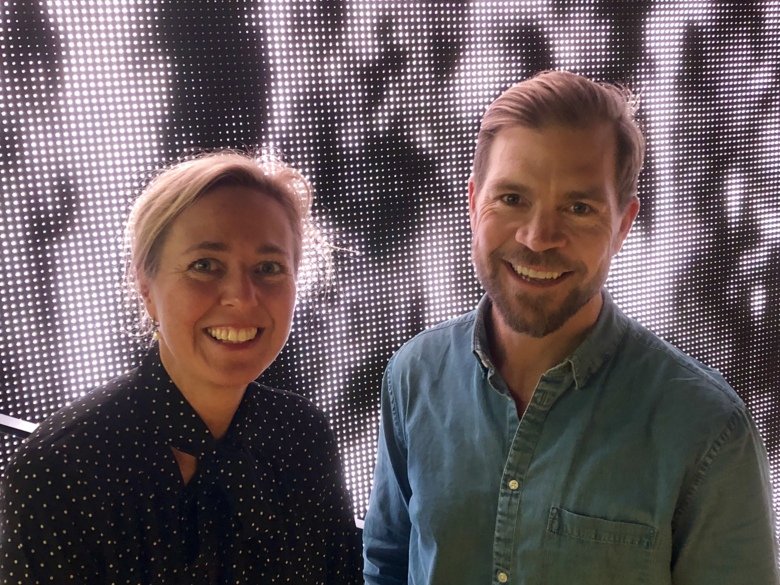 Porträtt av Cecilia Odlind och Lars Karlsson framför elektroniskt vattenfall.