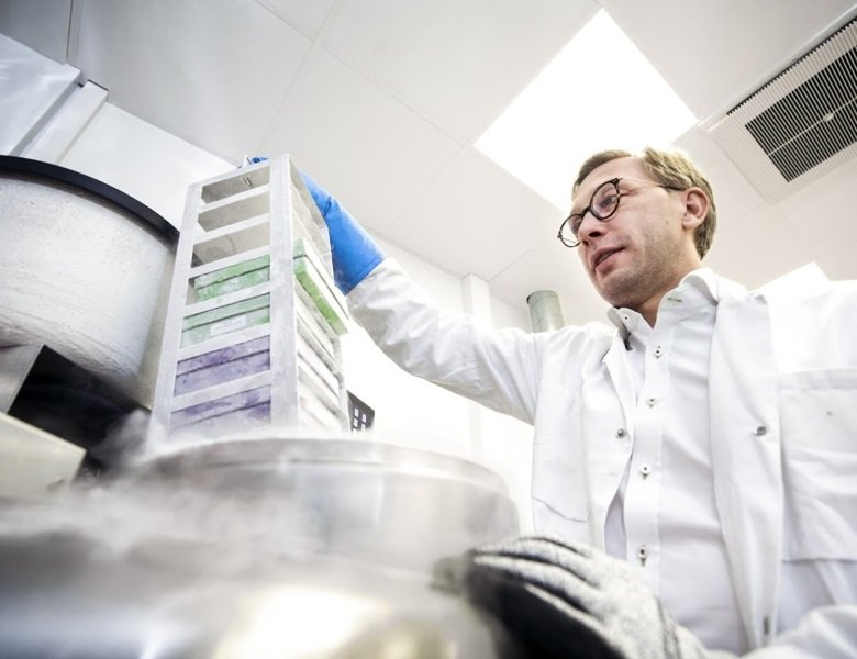 Picture on Mathias Svahn in a lab.