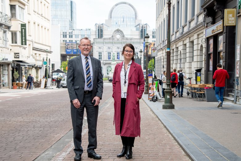 Dan Andrée och Sanna Sjöblom utanför Stockholm trios Brysselkontor nära Europaparlamentet