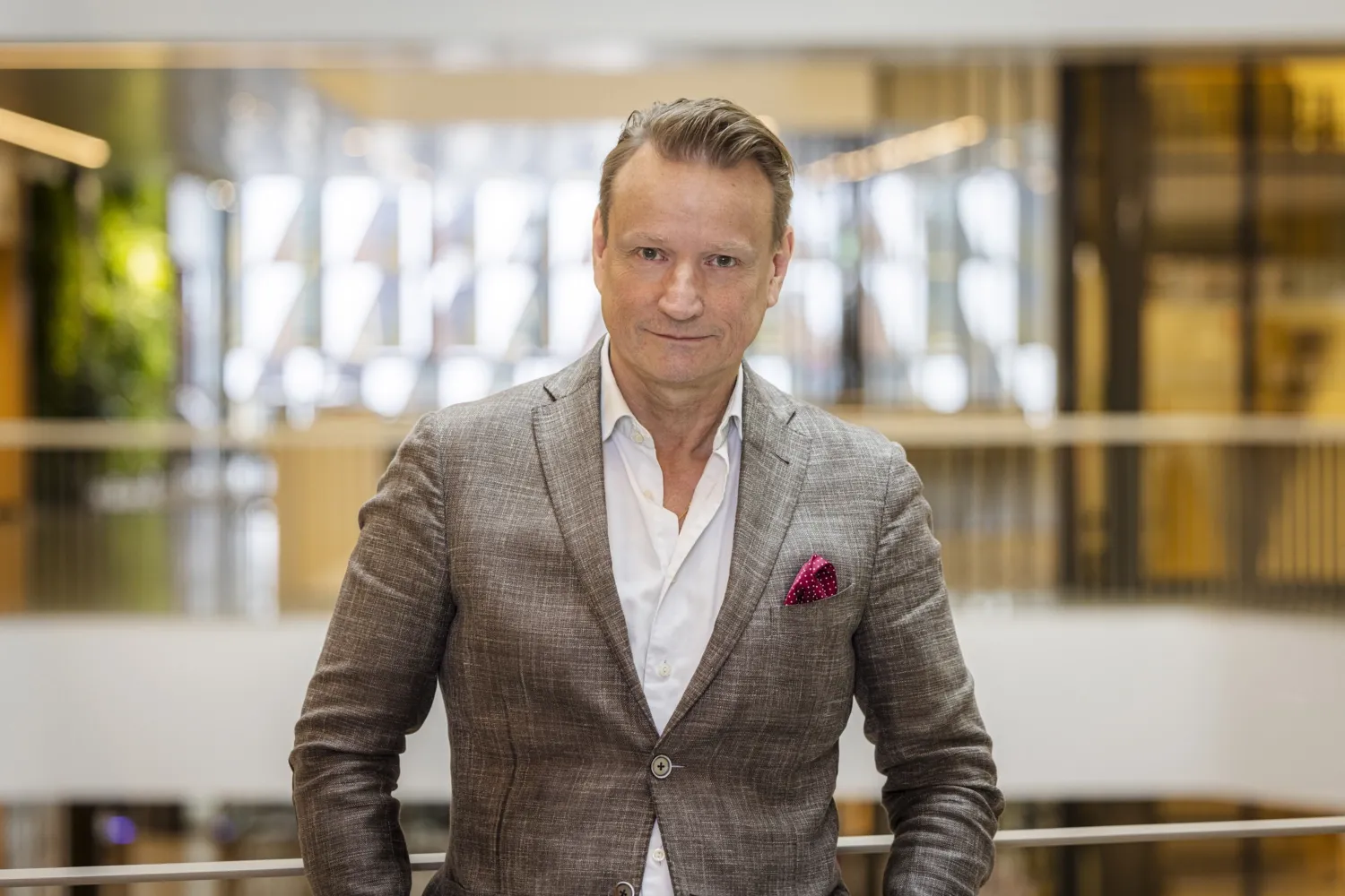 Porträtt av man i kontorsmiljö.