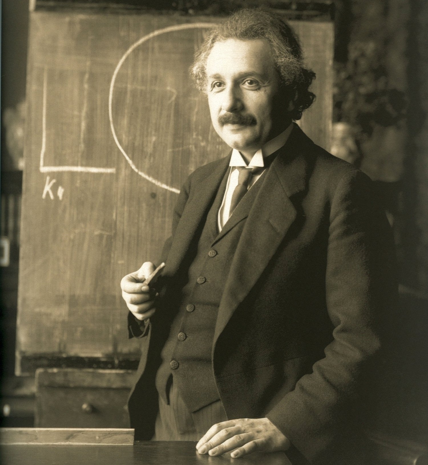 Albert Einstein i halvbild.