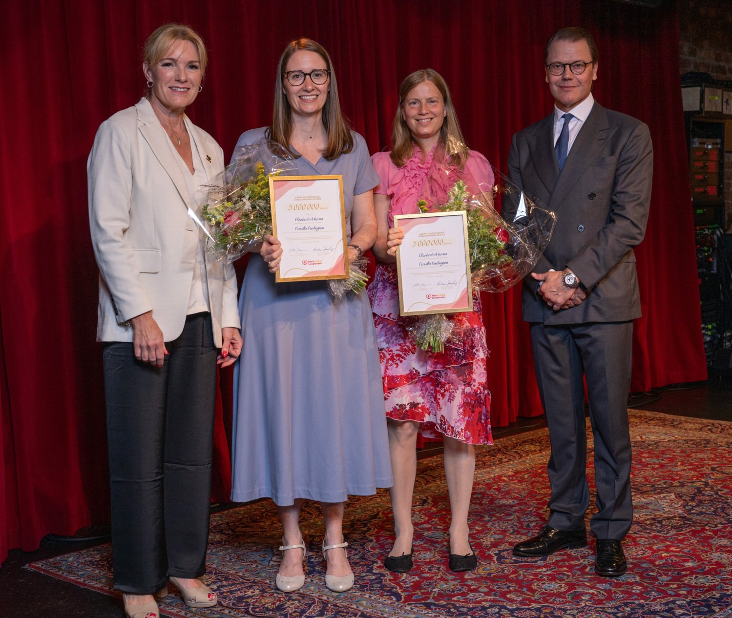 (Fr v) Kristina Sparreljung, Hjärt-Lungfondens ordförande, Elizabeth Arkema och Pernilla Darlington, båda forskare vid KI, och Prins Daniel vid överlämnandet av Jubileumsanslaget.
