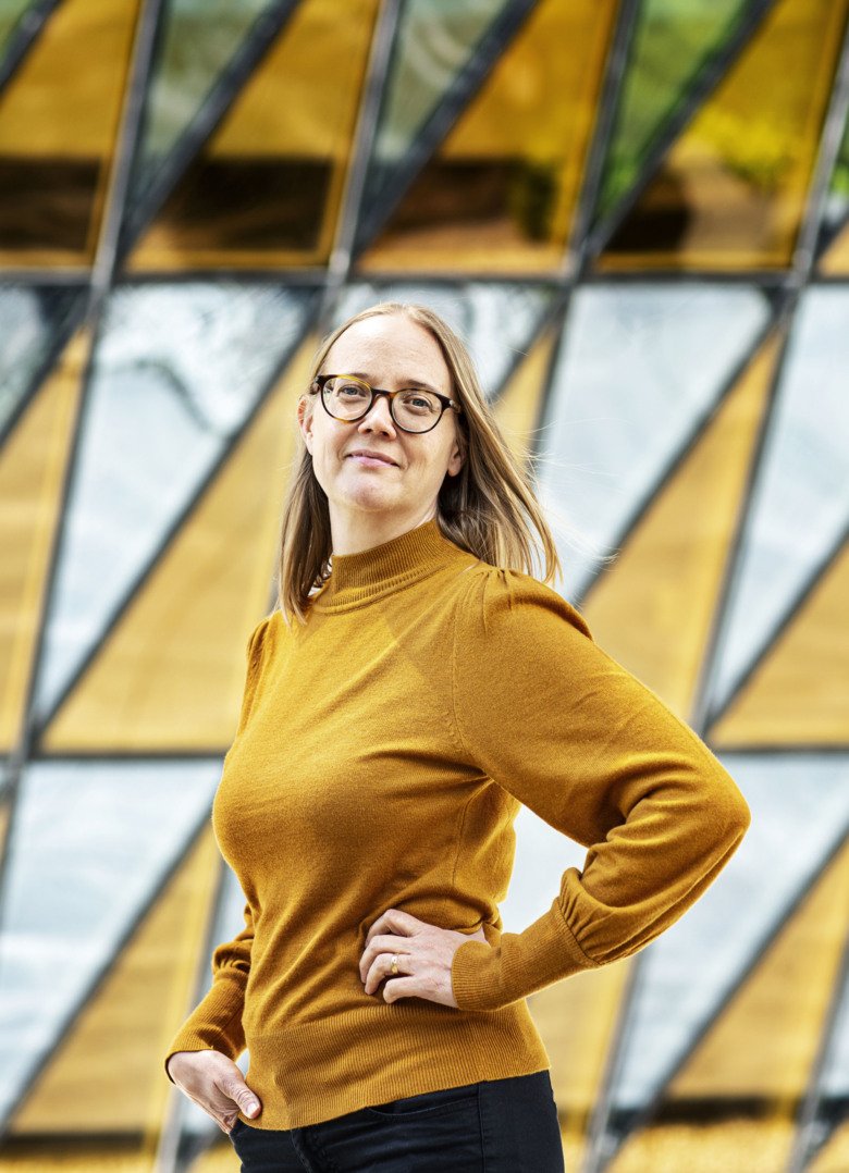 Picture of Emma Fransson in front of Aula Medica