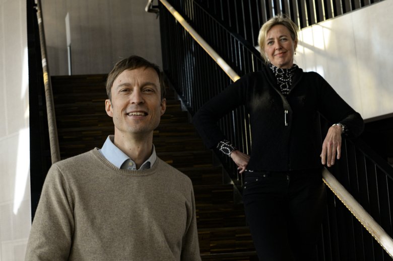 Portait av Erik Melén and Cecilia Odlind in Aula Medicas stairs. Photo Andreas Andersson.