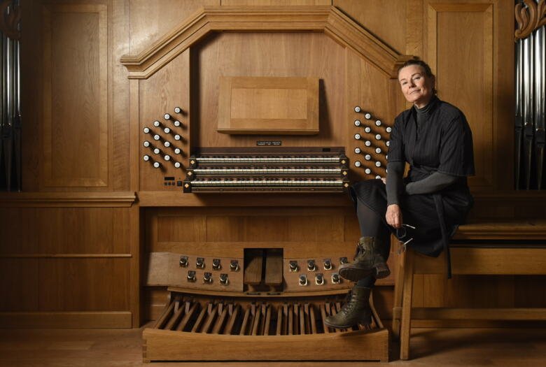 Eva Bojner Horwitz next to a piano.