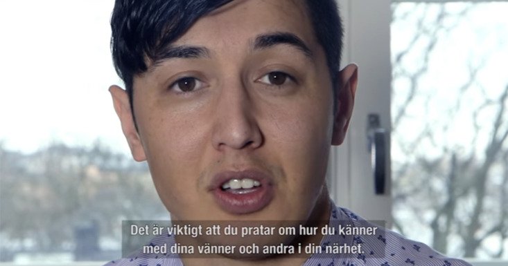 Skärmklipp av video med en ung man som pratar, textruta visar vad han säger.