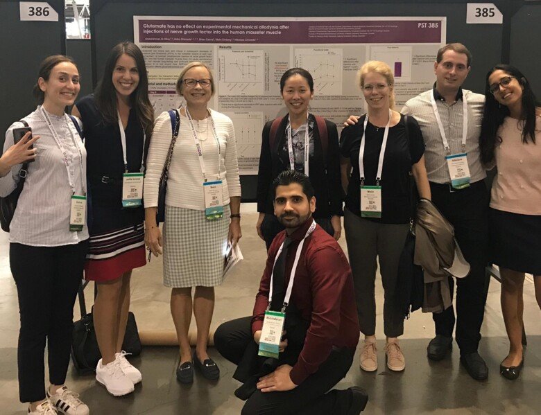 Malin Ernberg’s group gathered in front of a poster at the International Association for the Study of Pain Congress in Boston 2018.