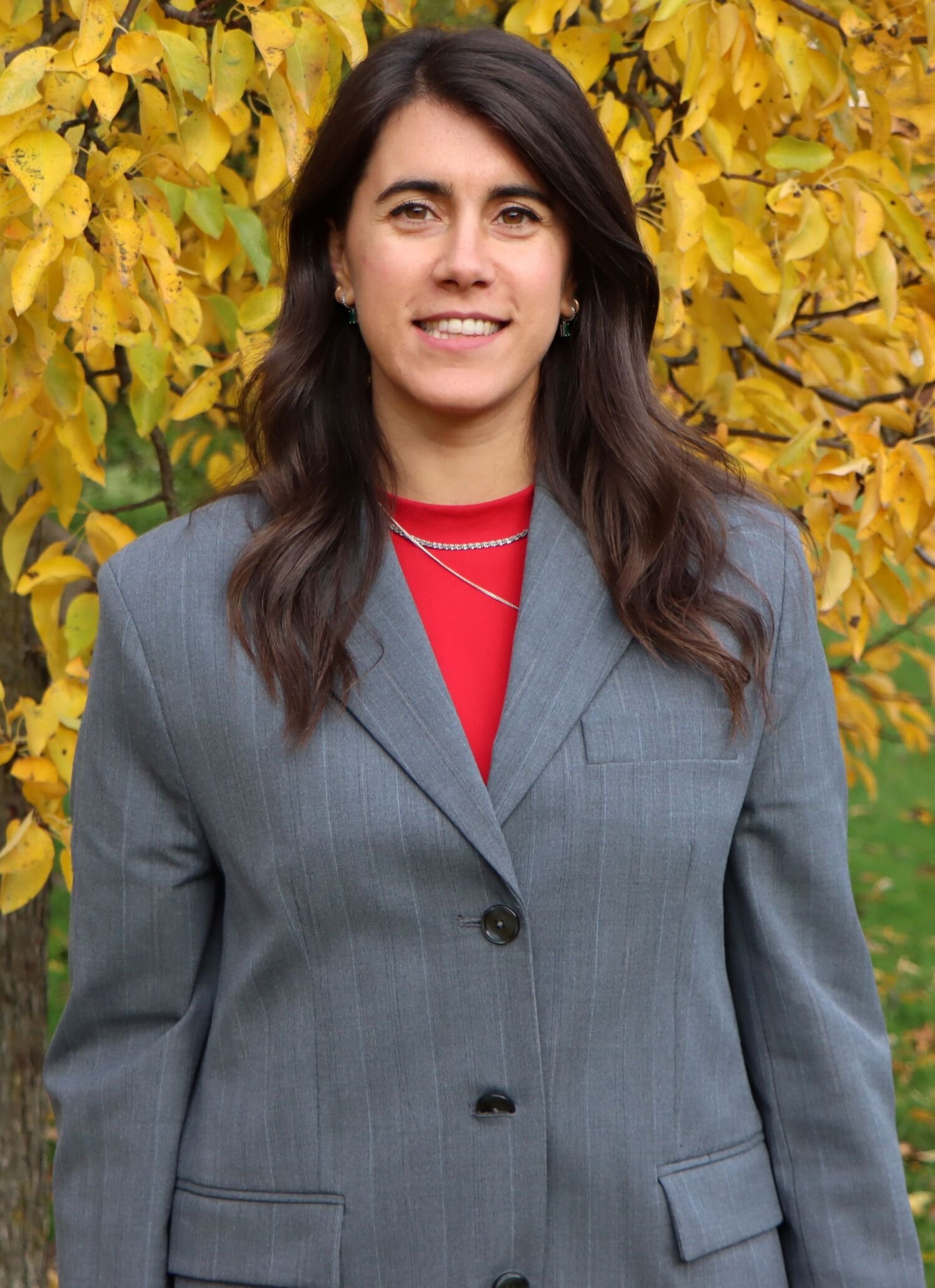 Bild på Francesca Eroli utomhus med höstlöv i bakgrunden.