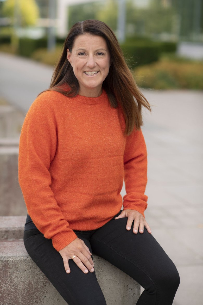 Erika Franzén sitting outside.