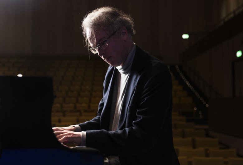 Fredrik Ullén playing piano.