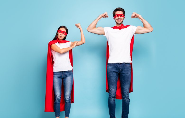 Bild på två föräldrar klädda som superhjältar.