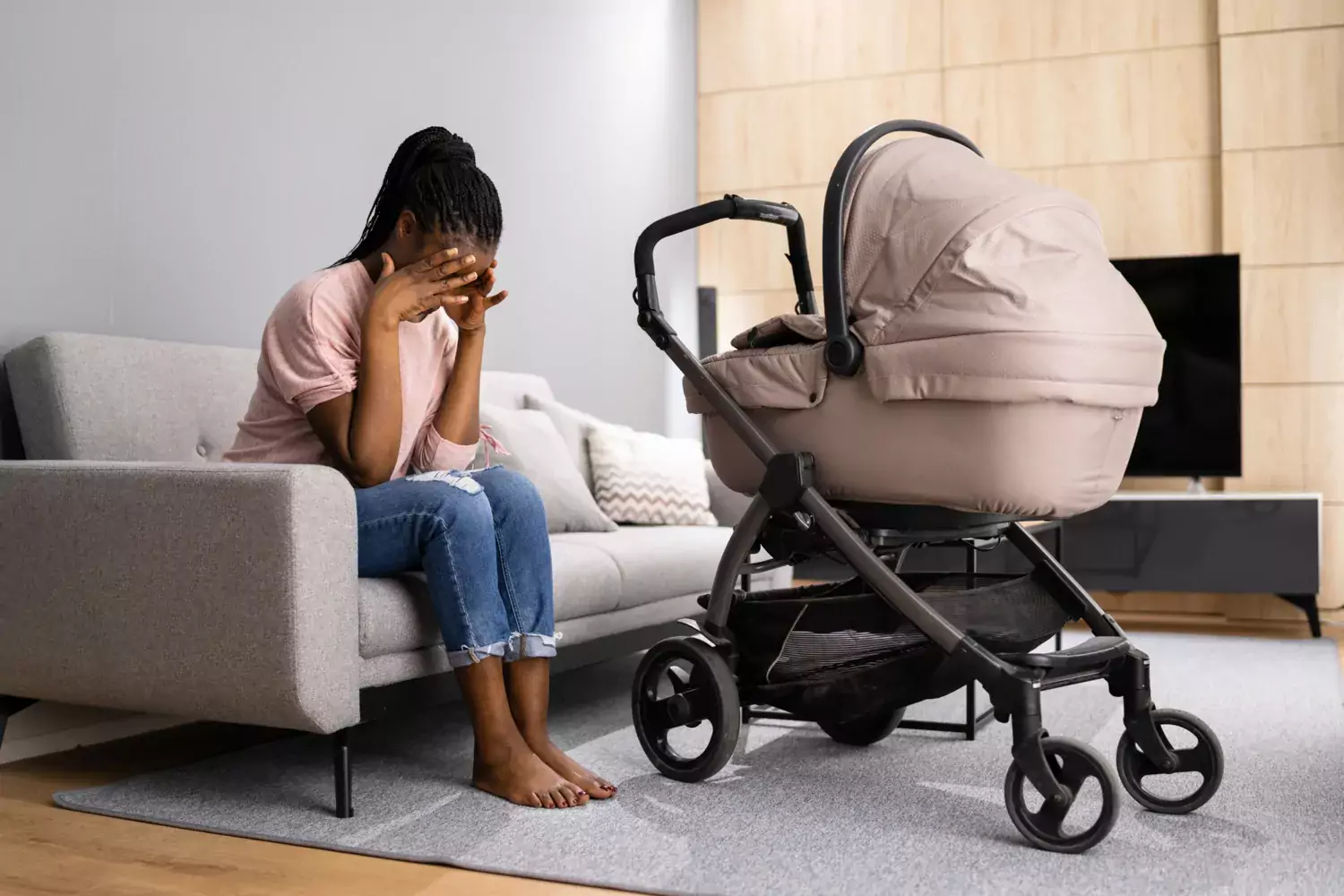 Mamma med barnvagn och förlossningsdepression.