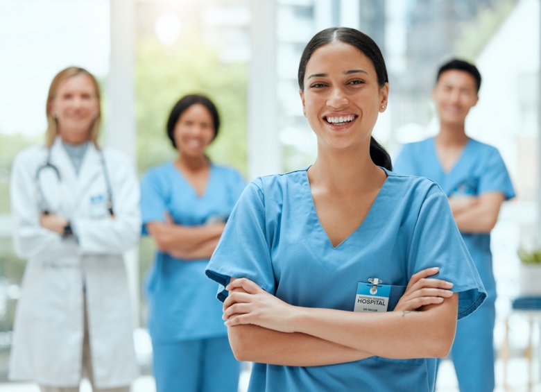 Bild på vårdpersonal i blåa sjukhusrockar