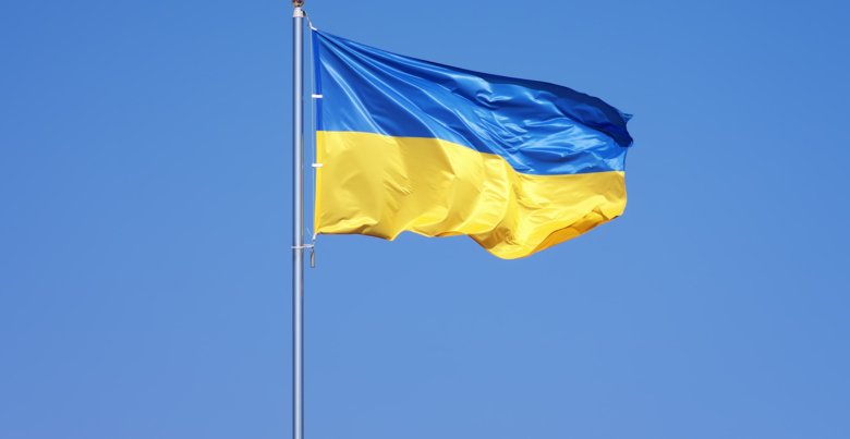 Ukrainas flagga mot en blå himmel.