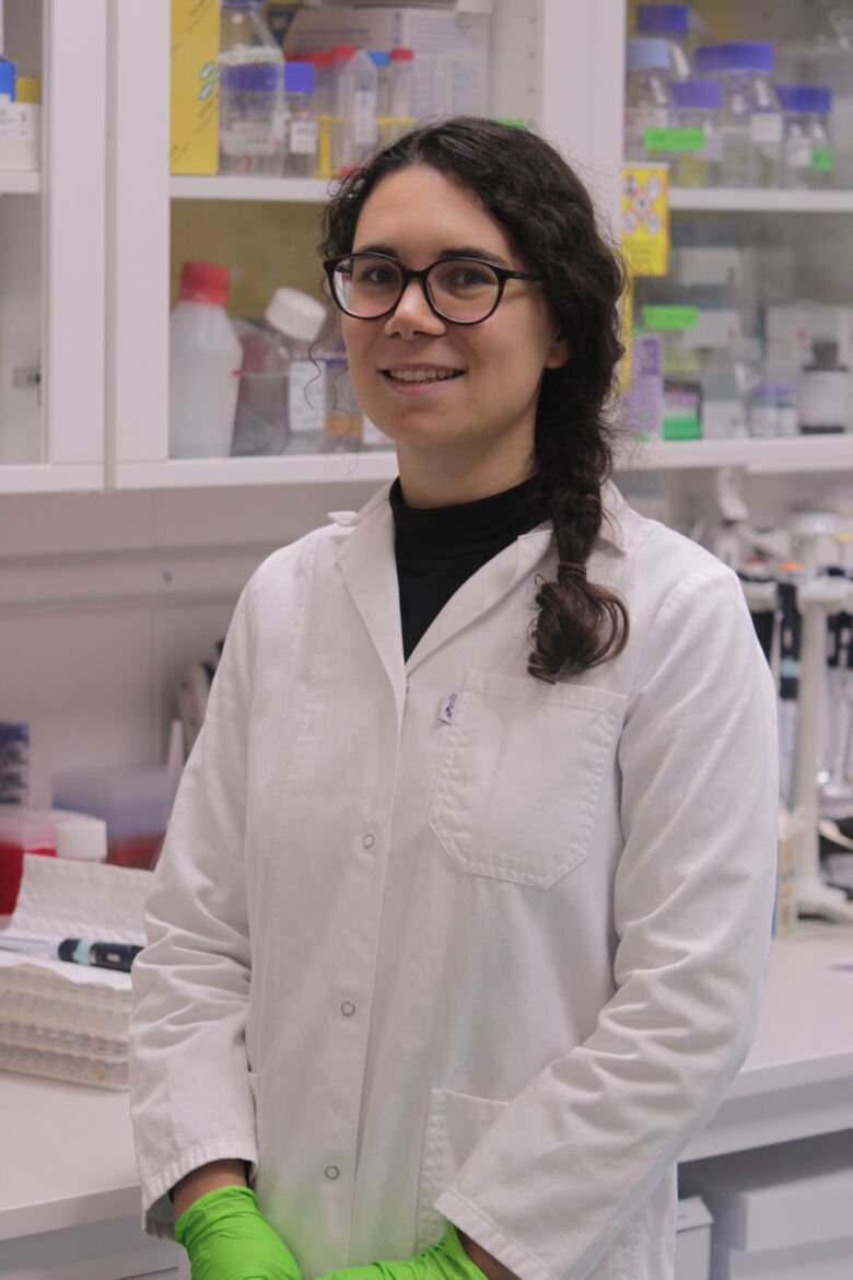 Giovanna Perinetti Casoni befinner sig i ett labb, iklädd vit rock