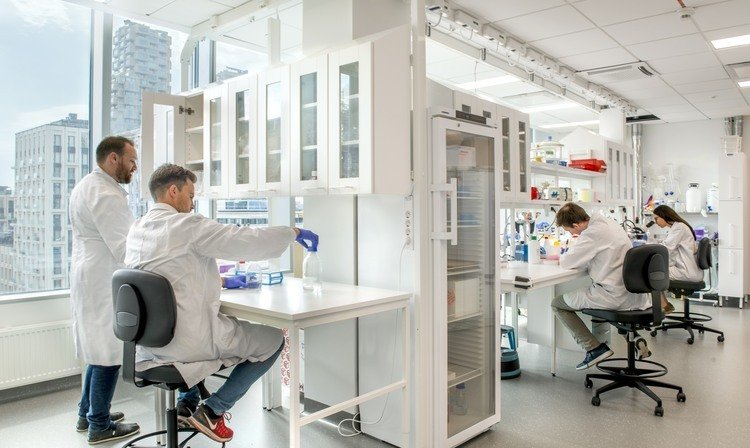 Forskare i laboratorium
