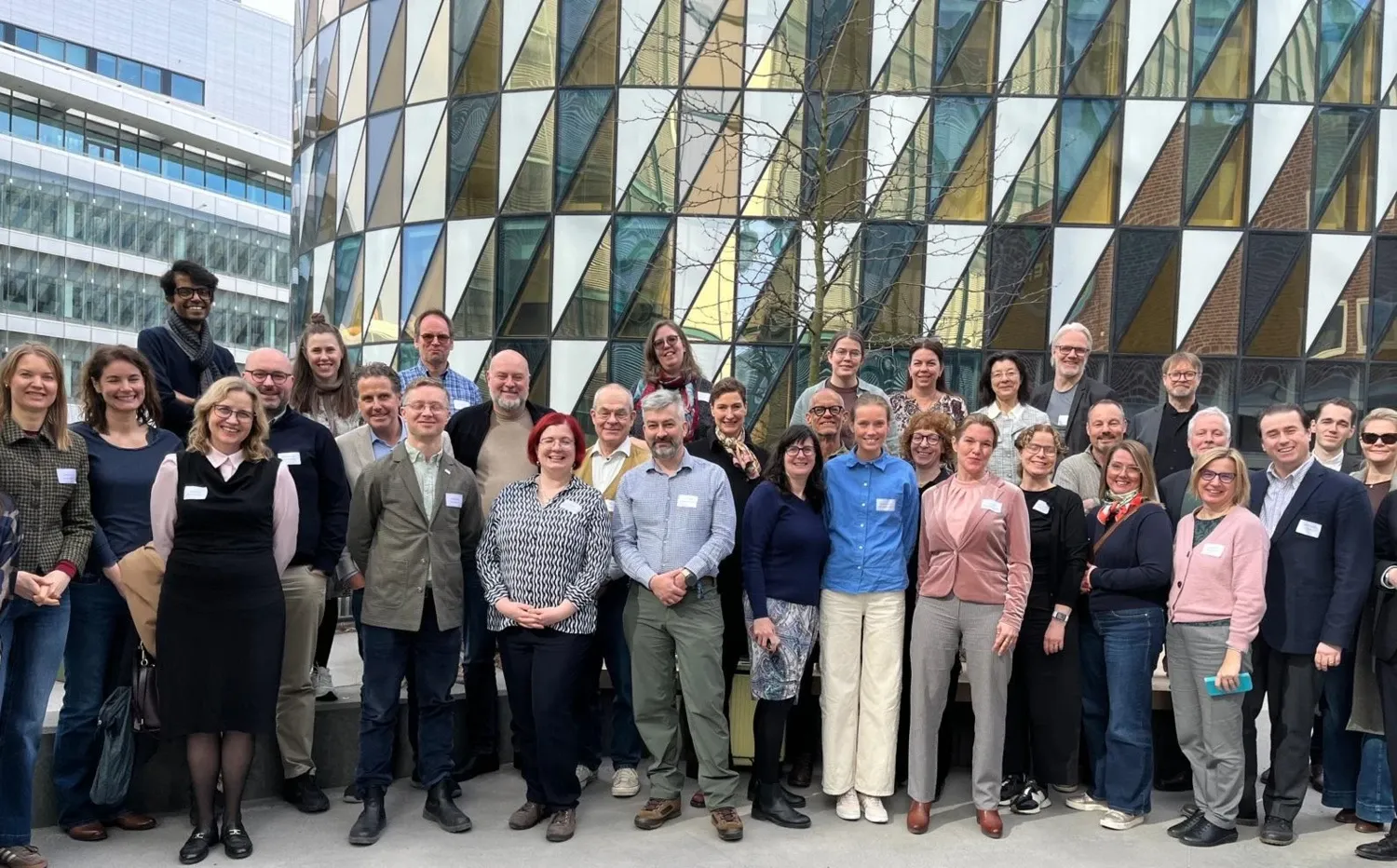Gruppfoto på flera människor framför Aula Medica