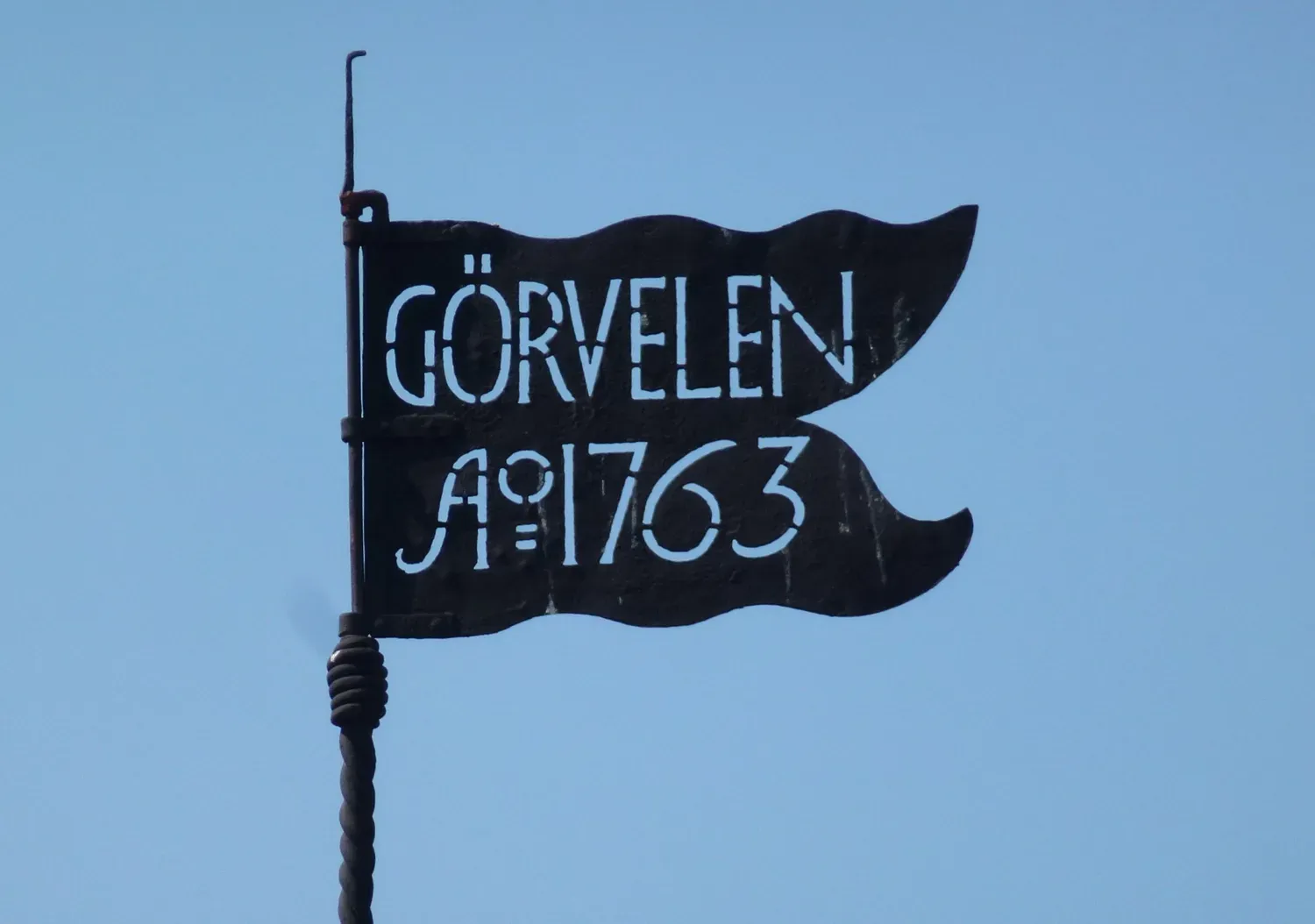Görvälns slotts vindflöjel, Görvelen Anno 1763, på taket på den norra flygeln.